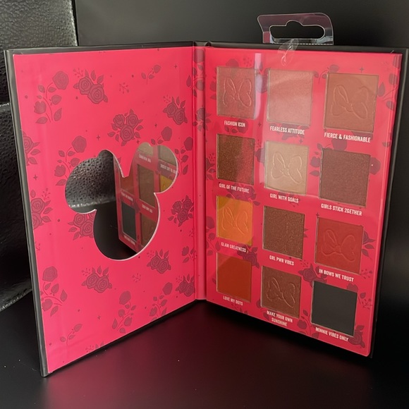 Disney Minnie Mouse Eyeshadow Palette 12 Shades Bow Design & Mirror NWT - Picture 2 of 4